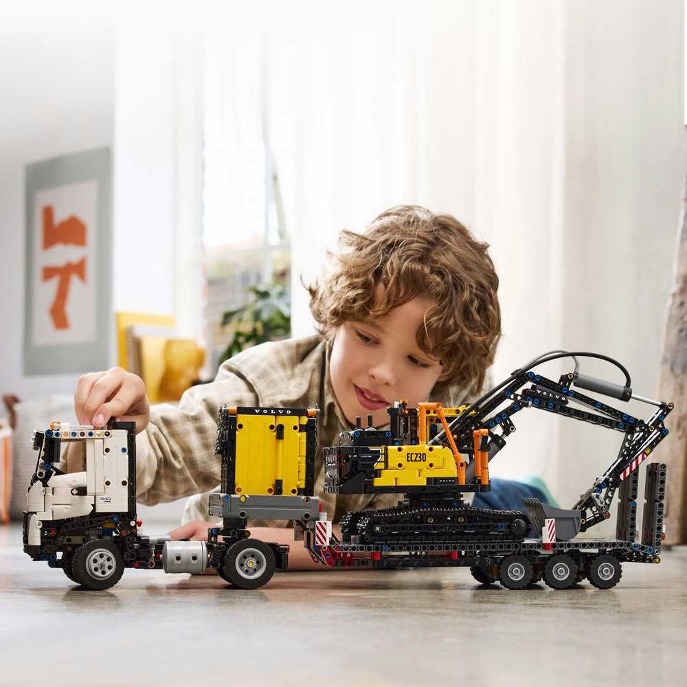 LEGO® Technic Sunkvežimis Volvo FMX ir elektrinis ekskavatorius Volvo EC230 (42175)