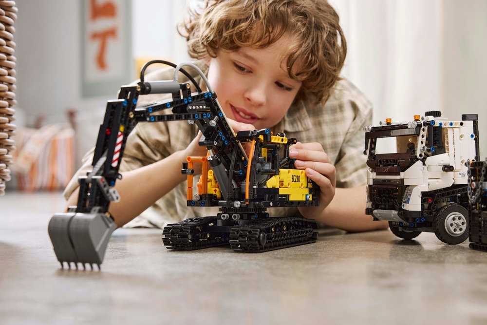 LEGO® Technic Sunkvežimis Volvo FMX ir elektrinis ekskavatorius Volvo EC230 (42175)