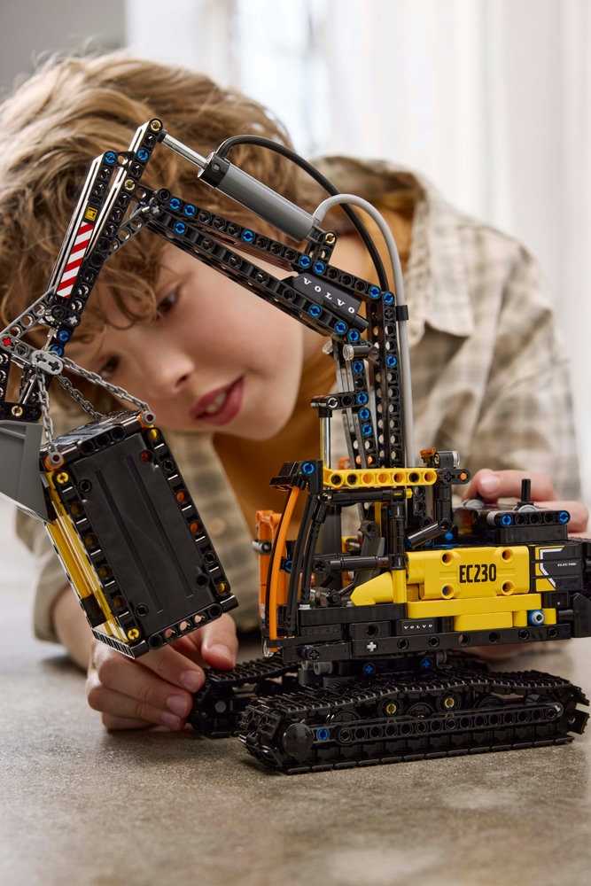 LEGO® Technic Sunkvežimis Volvo FMX ir elektrinis ekskavatorius Volvo EC230 (42175)