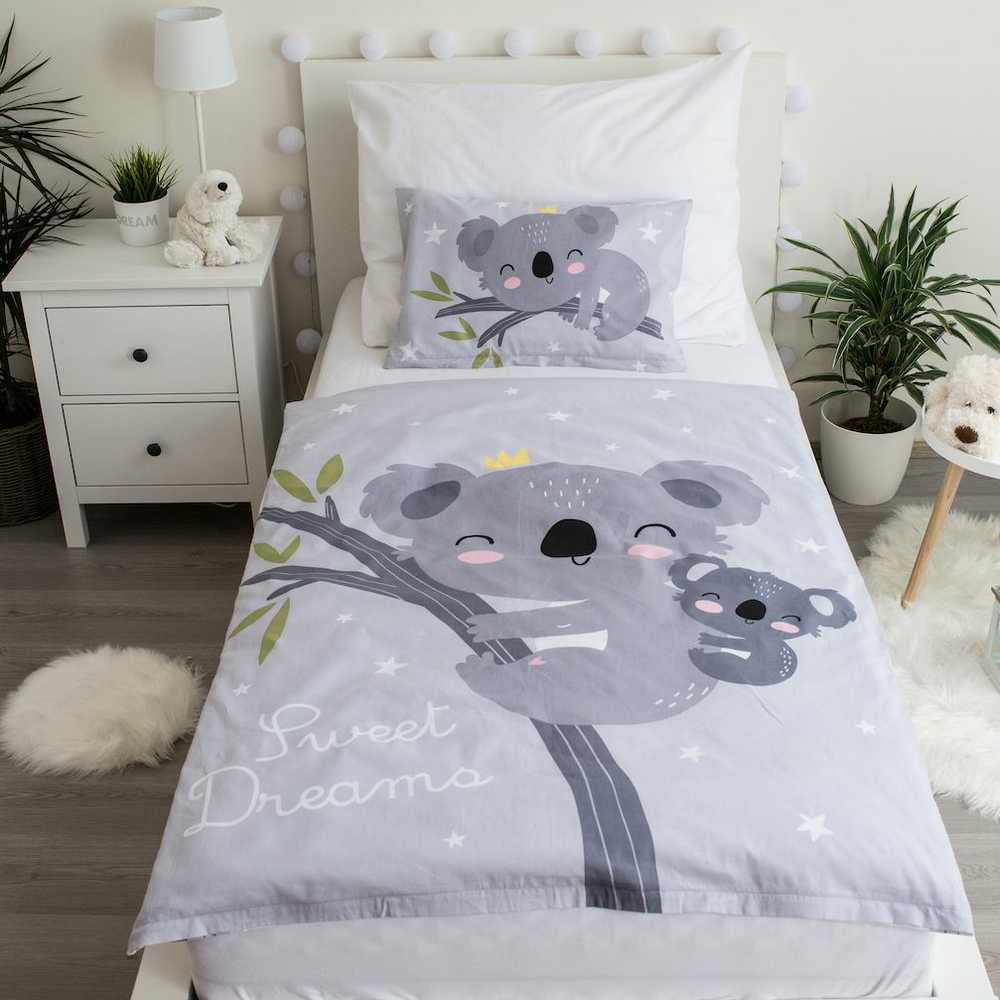 Patalynė bawełniana 100x135 Meškiukas Koala gwiazdki 7554 balta pilka dziecięca do łóżeczka Sweet Deams poszewka 40x60