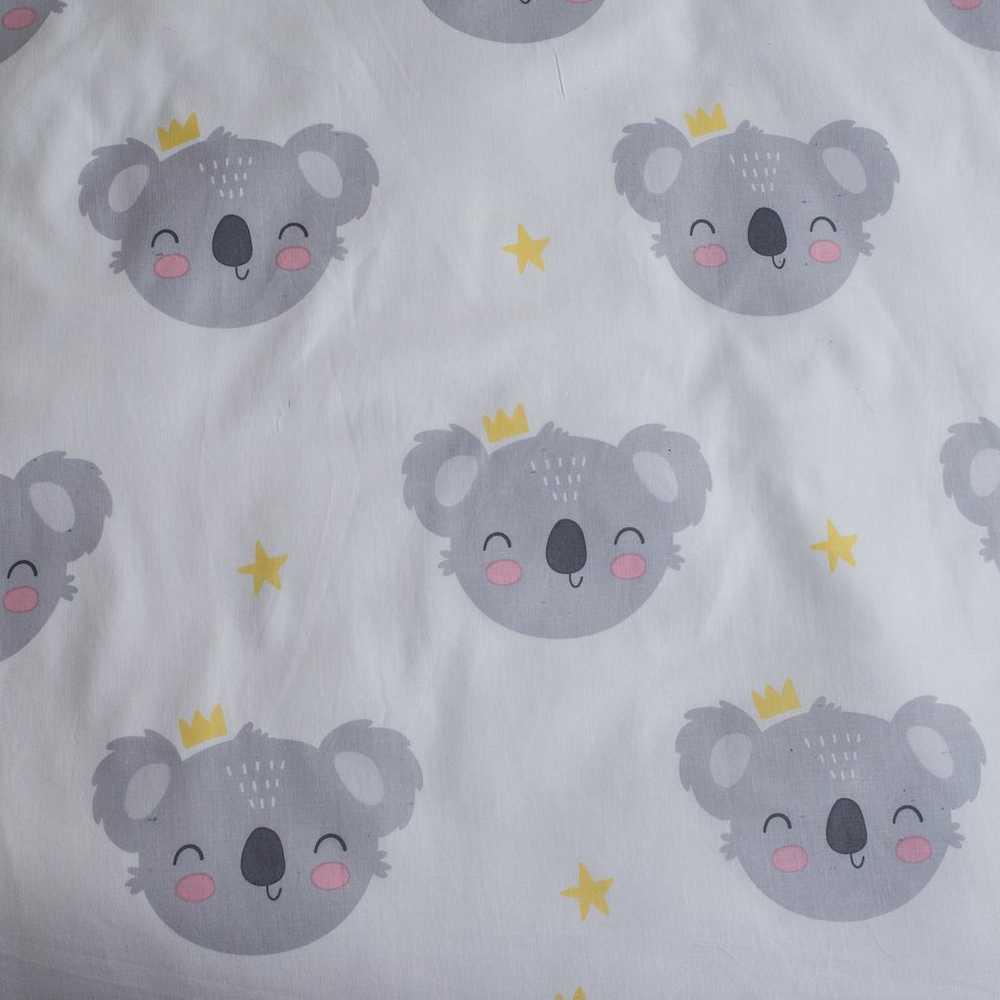 Patalynė bawełniana 100x135 Meškiukas Koala gwiazdki 7554 balta pilka dziecięca do łóżeczka Sweet Deams poszewka 40x60