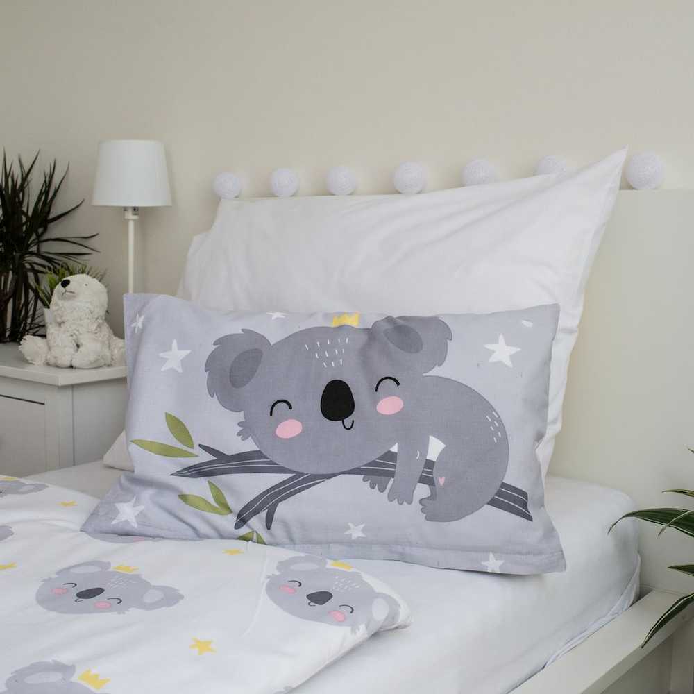 Patalynė bawełniana 100x135 Meškiukas Koala gwiazdki 7554 balta pilka dziecięca do łóżeczka Sweet Deams poszewka 40x60