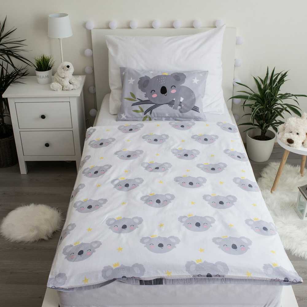 Patalynė bawełniana 100x135 Meškiukas Koala gwiazdki 7554 balta pilka dziecięca do łóżeczka Sweet Deams poszewka 40x60