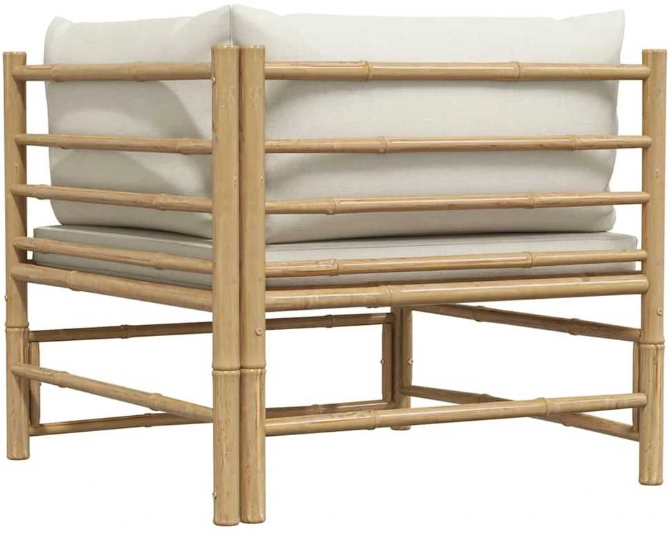 Kampinė sodo sofa su kreminėmis pagalvėlėmis, bambukas