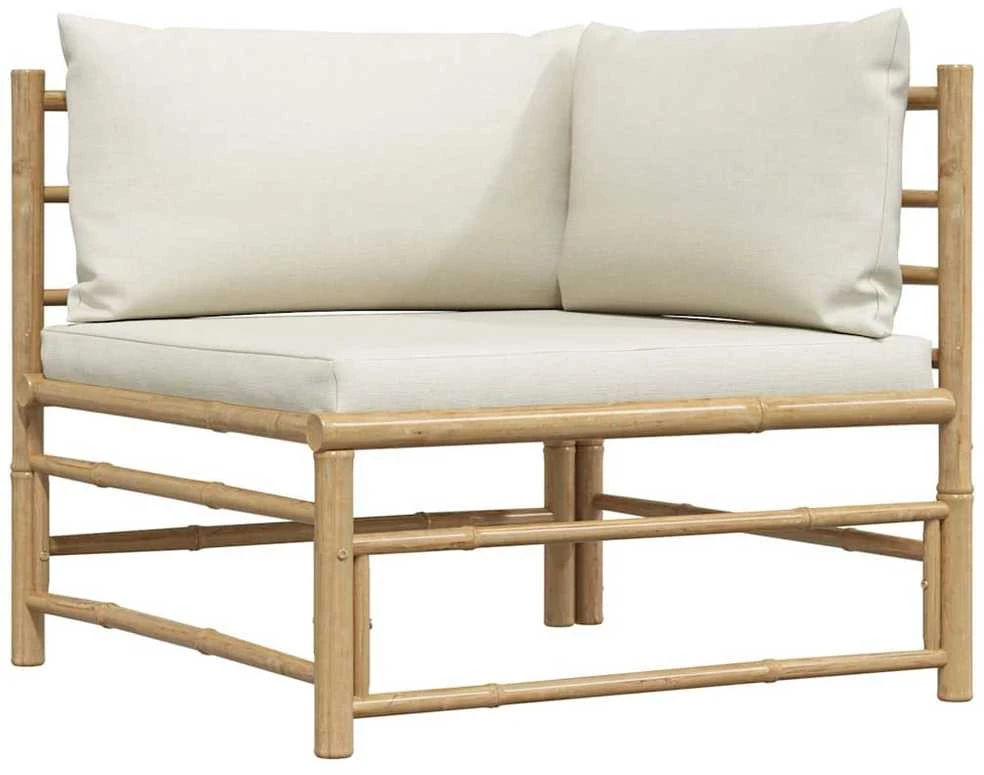 Kampinė sodo sofa su kreminėmis pagalvėlėmis, bambukas