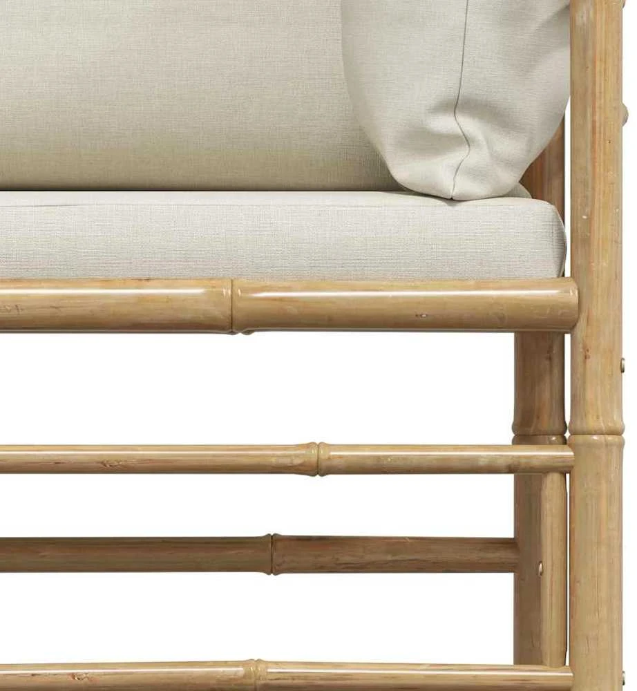 Kampinė sodo sofa su kreminėmis pagalvėlėmis, bambukas