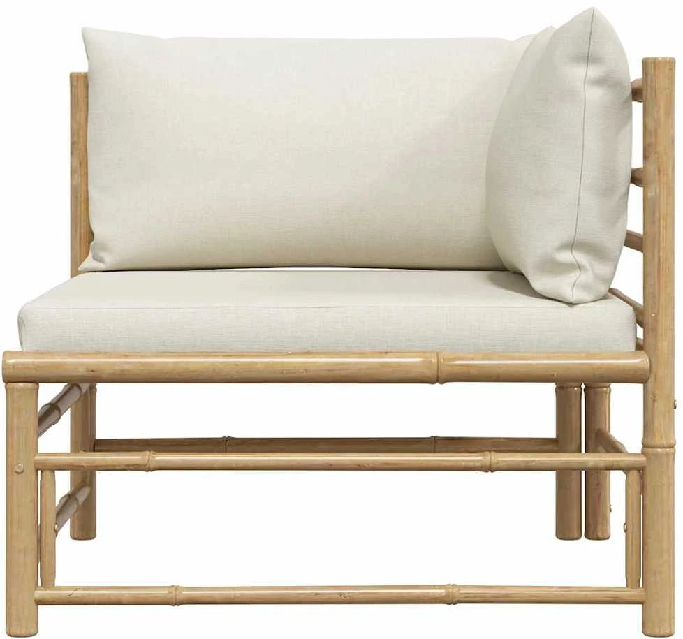 Kampinė sodo sofa su kreminėmis pagalvėlėmis, bambukas