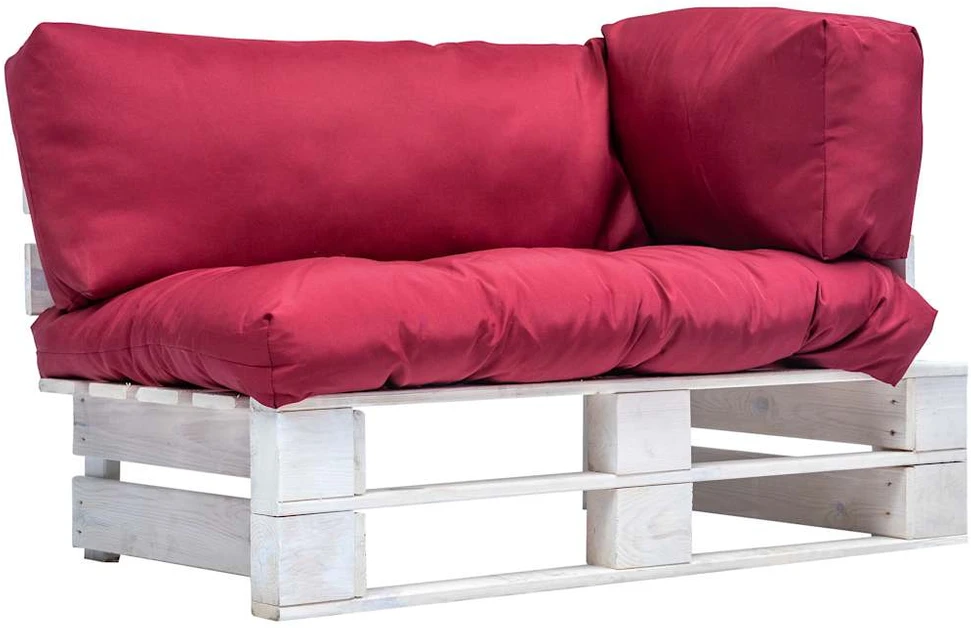 Sodo sofa iš palečių su raudonomis pagalvėlėmis, pušies mediena
