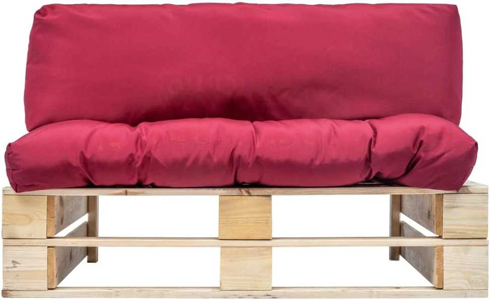 Sodo sofa iš palečių su raudonomis pagalvėlėmis, pušies mediena