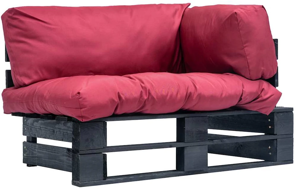 Sodo sofa iš palečių su raudonomis pagalvėlėmis, pušies mediena