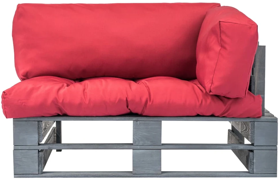 Sodo sofa iš palečių su raudonomis pagalvėlėmis, pušies mediena