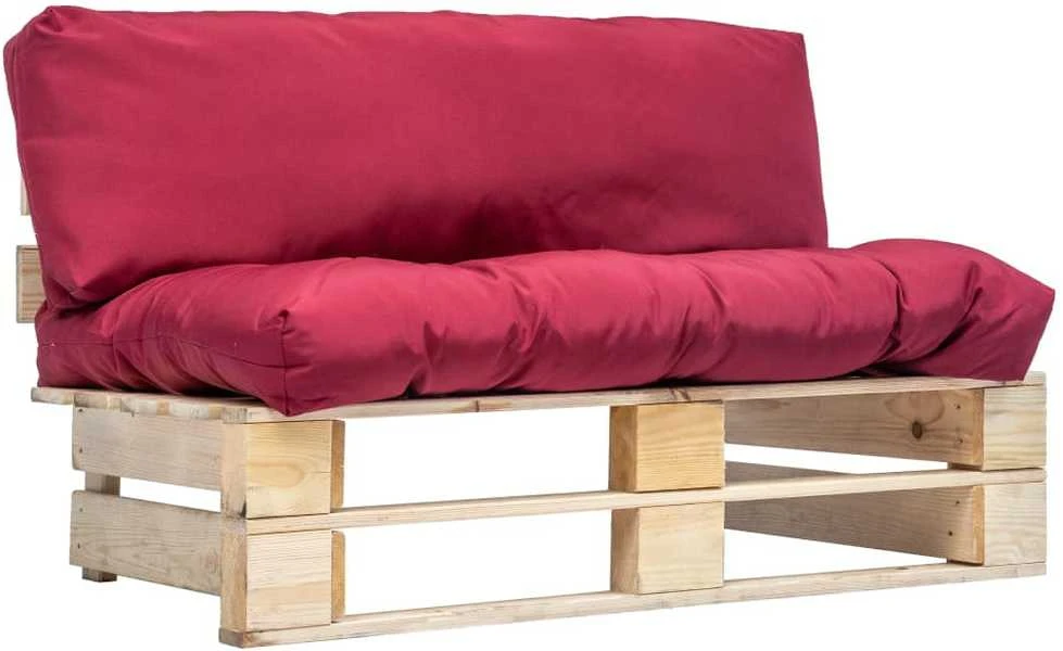Sodo sofa iš palečių su raudonomis pagalvėlėmis, pušies mediena
