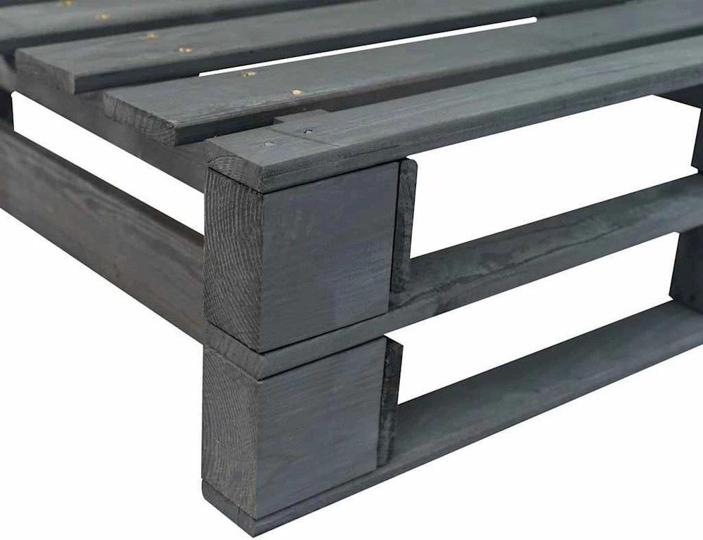 Sodo sofa iš palečių su raudonomis pagalvėlėmis, pušies mediena