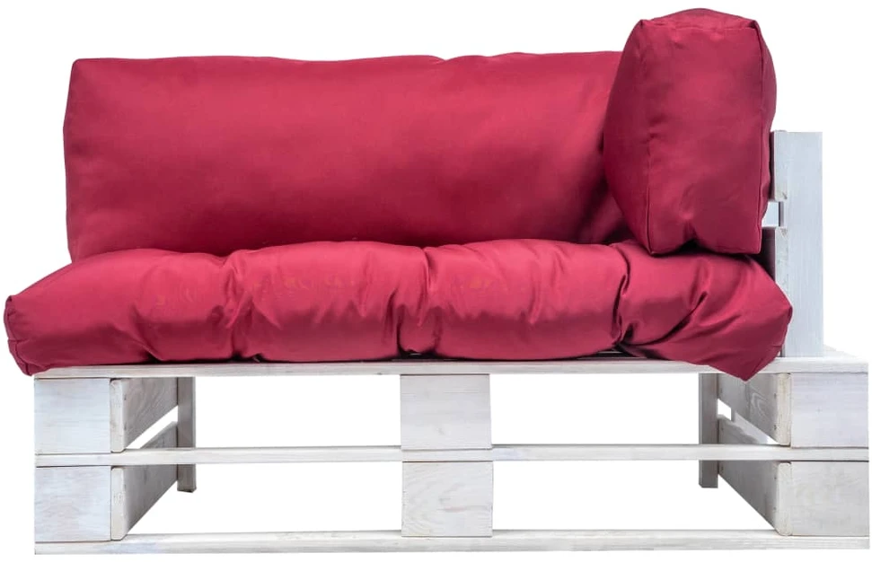 Sodo sofa iš palečių su raudonomis pagalvėlėmis, pušies mediena