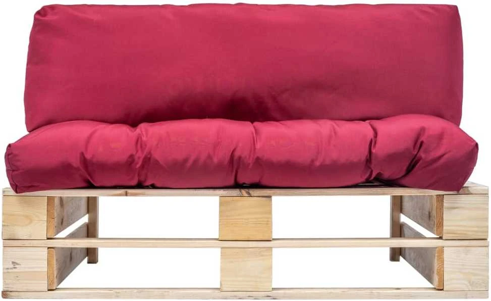 Sodo sofa iš palečių su raudonomis pagalvėlėmis, pušies mediena
