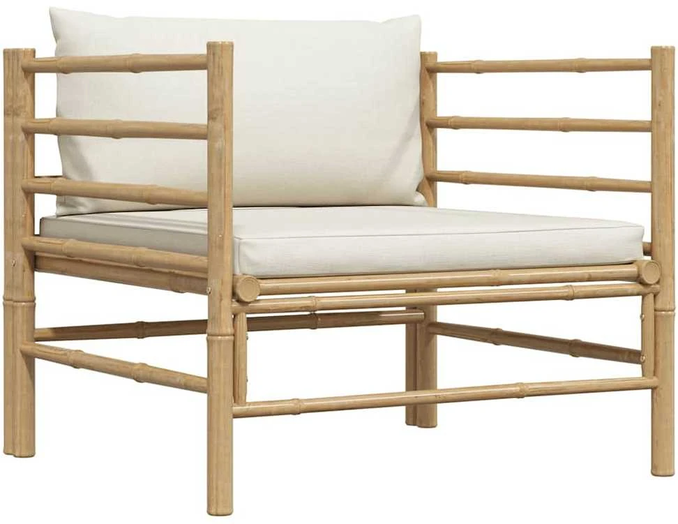 Sodo sofa su kreminėmis pagalvėlėmis, bambukas