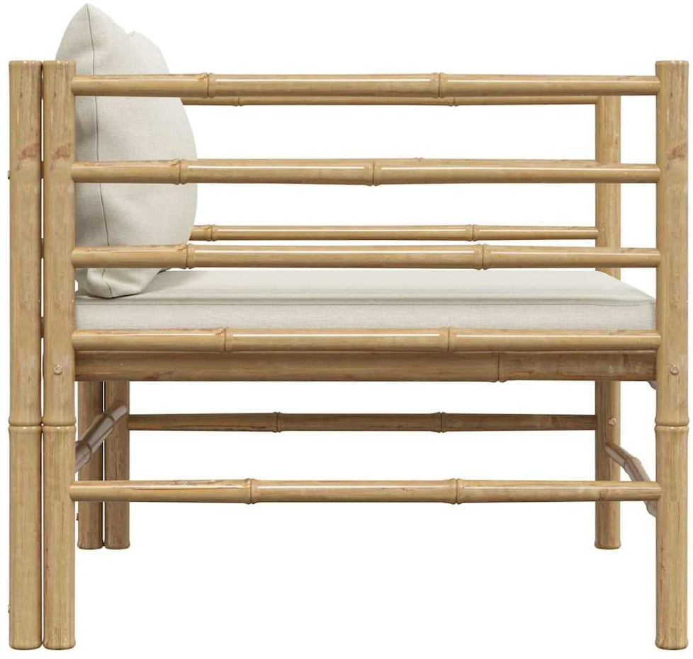 Sodo sofa su kreminėmis pagalvėlėmis, bambukas