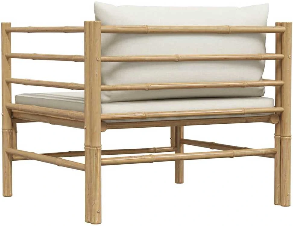 Sodo sofa su kreminėmis pagalvėlėmis, bambukas