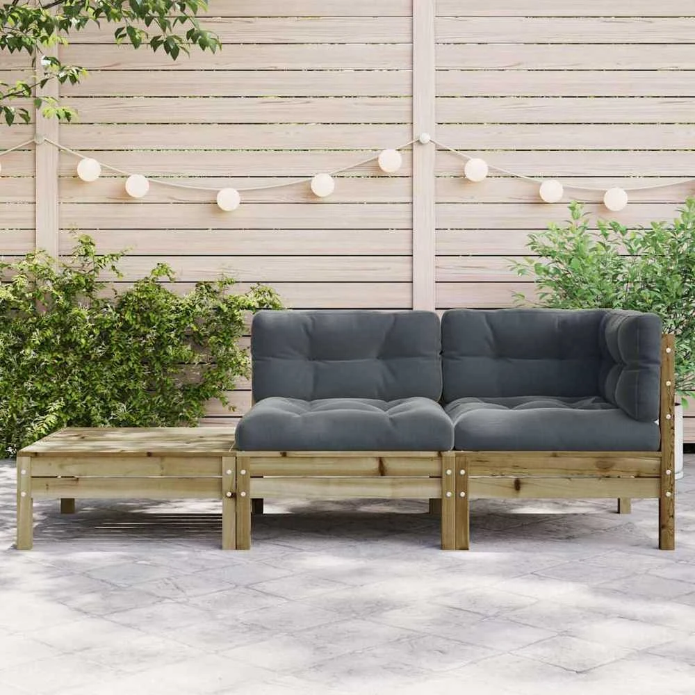 Sodo sofa su pagalvėlėmis ir pakoja, impregnuota pušies mediena