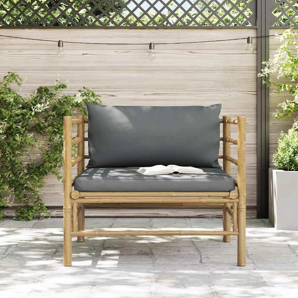 Sodo sofa su tamsiai pilkomis pagalvėlėmis, bambukas