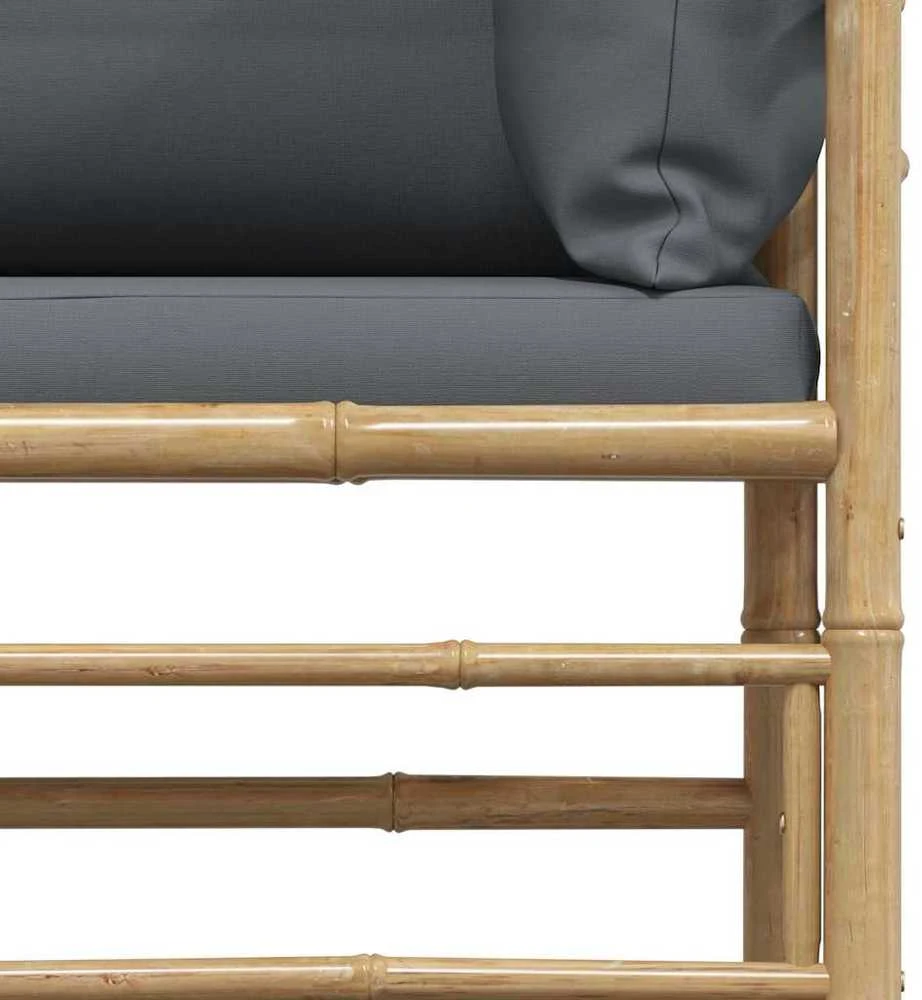 Sodo sofa su tamsiai pilkomis pagalvėlėmis, bambukas