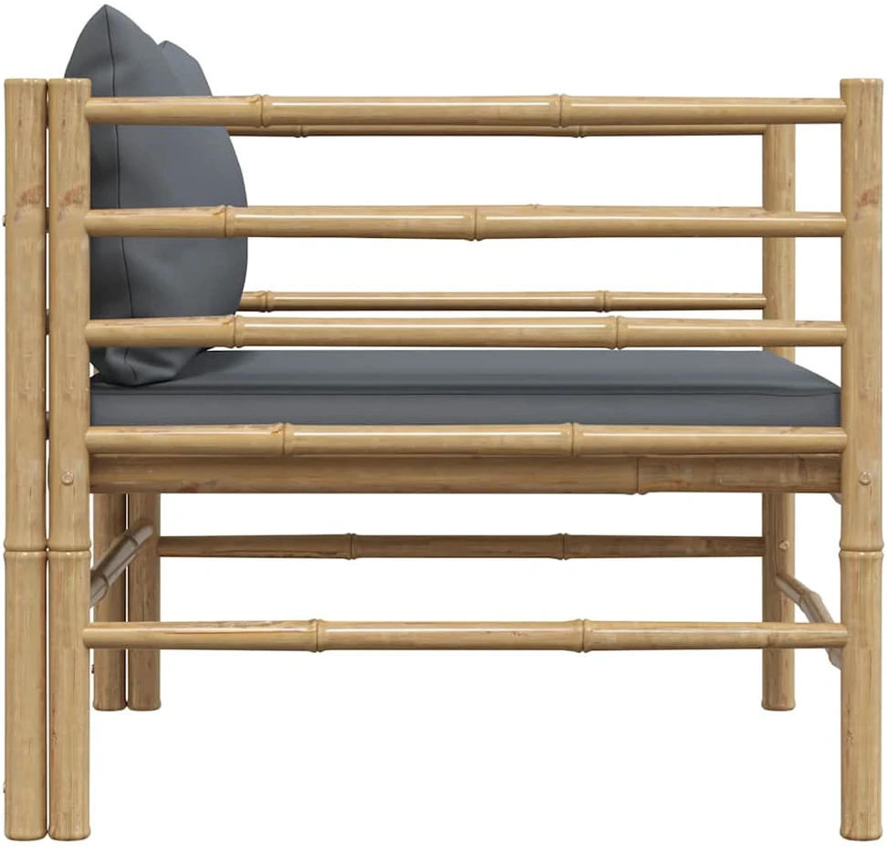 Sodo sofa su tamsiai pilkomis pagalvėlėmis, bambukas