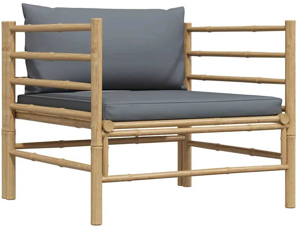 Sodo sofa su tamsiai pilkomis pagalvėlėmis, bambukas