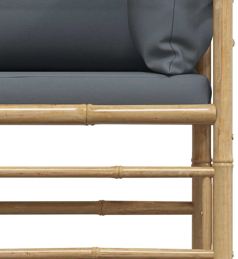 Sodo sofa su tamsiai pilkomis pagalvėlėmis, bambukas