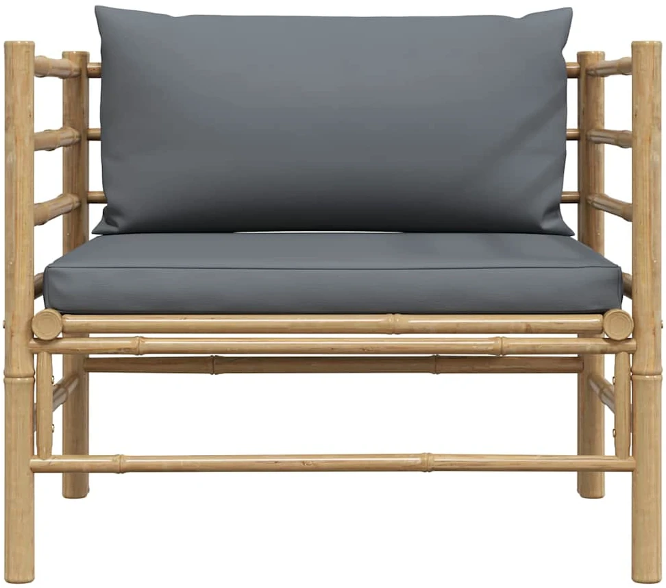Sodo sofa su tamsiai pilkomis pagalvėlėmis, bambukas