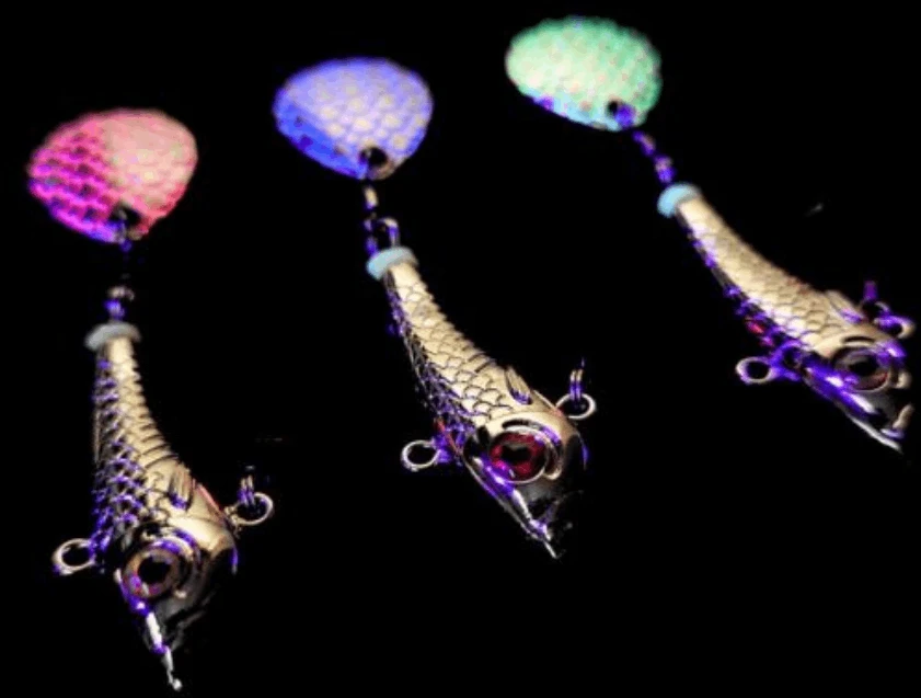 Sukriukė Quantal Lake Tail Spinner Helix 8 Sidabro sp, Uodega Raudona UV