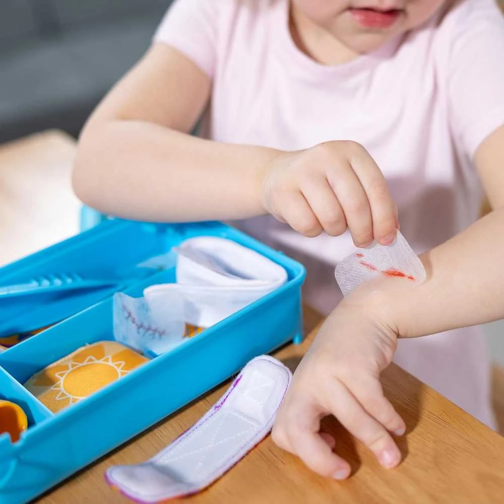 Dėlionė Polesie MELISSA & DOUG žaidimų rinkinys „Boo-Boos & Bandages“ daugkartinio naudojimo žaidimų rinkinys