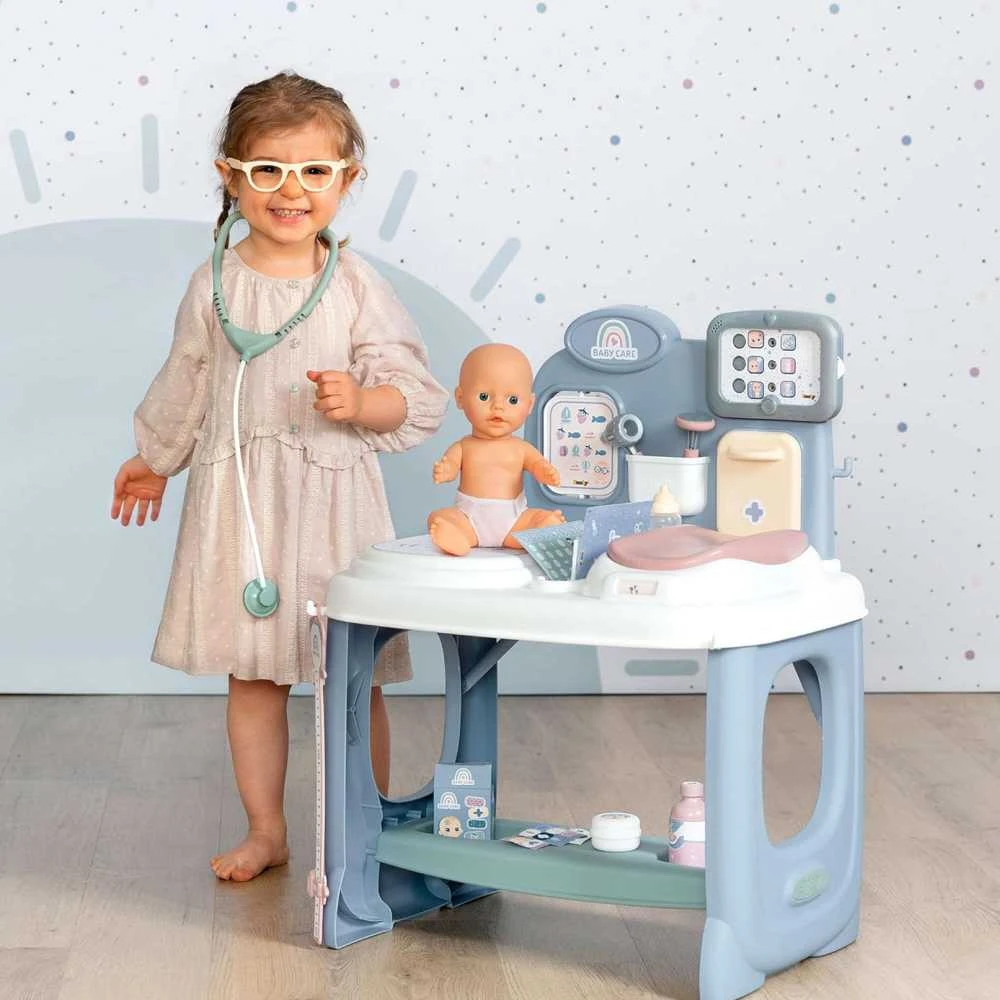 „Smoby“ kūdikių priežiūros medicinos centras lėlių priežiūrai su elektronine tabletė + 24 AKC.