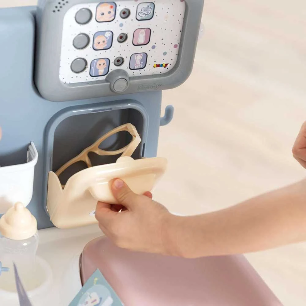 „Smoby“ kūdikių priežiūros medicinos centras lėlių priežiūrai su elektronine tabletė + 24 AKC.