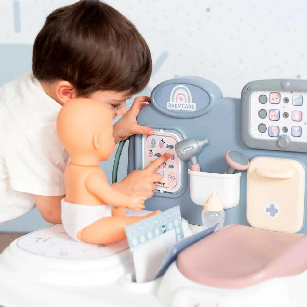 „Smoby“ kūdikių priežiūros medicinos centras lėlių priežiūrai su elektronine tabletė + 24 AKC.