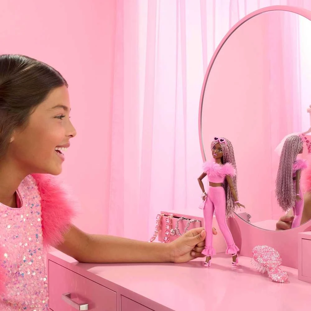 Mattel BARBIE DELUXE FASHIONISTAS lėlė rožiniu kostiumu (HYV28)