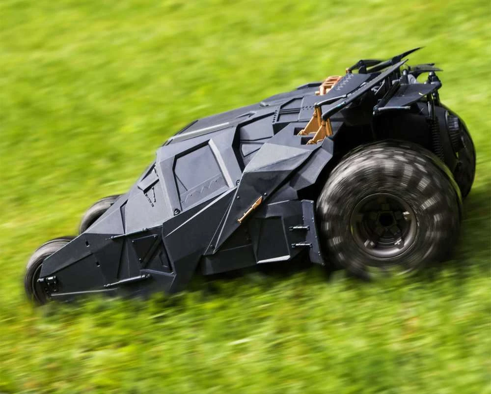 Nuotolinio valdymo „Batmobile“ transporto priemonė „DC Comics Tumbler RC“ iš „Dark Knight“ trilogijos 1:15 30 cm
