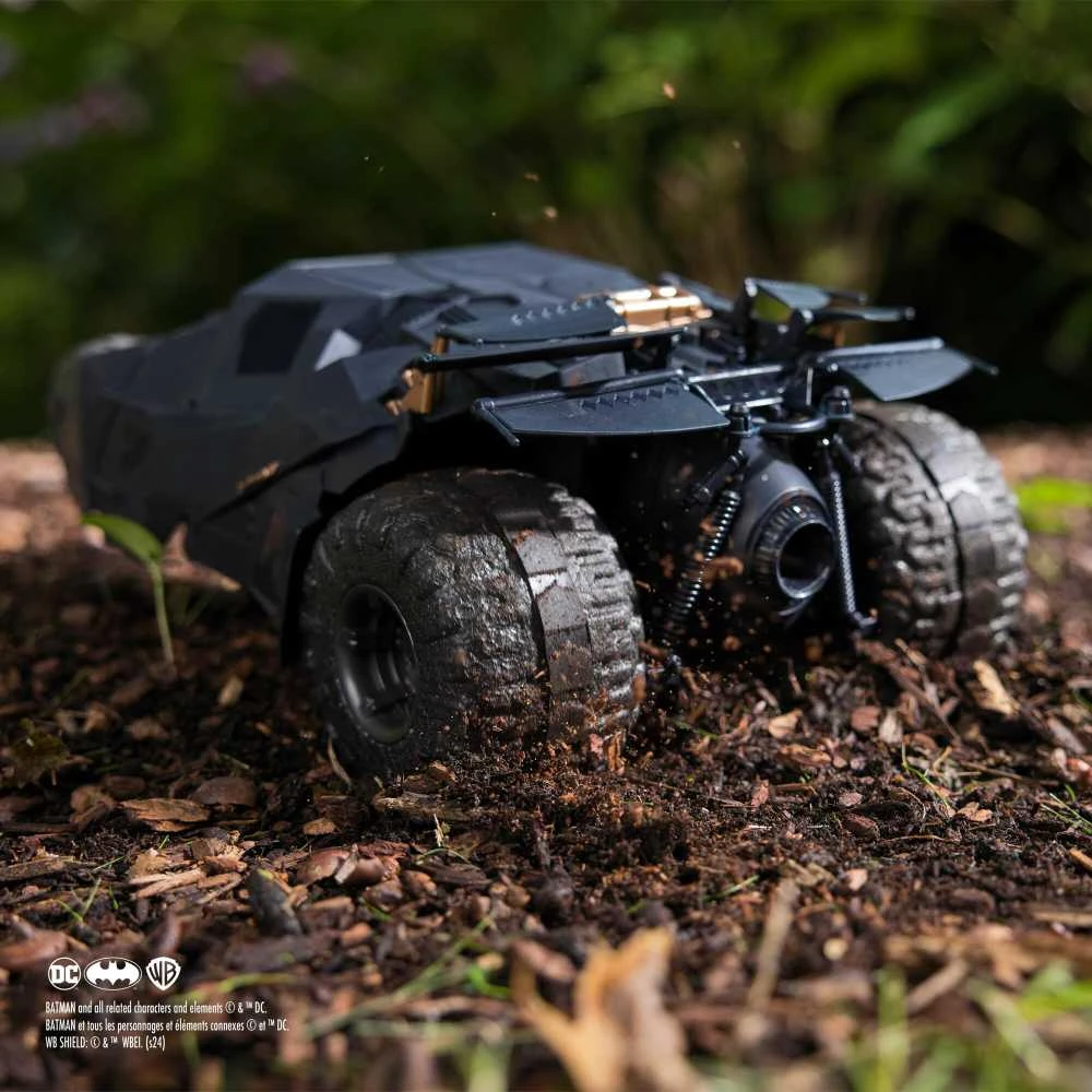 Nuotolinio valdymo „Batmobile“ transporto priemonė „DC Comics Tumbler RC“ iš „Dark Knight“ trilogijos 1:15 30 cm