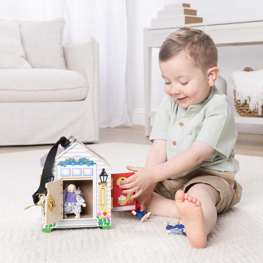Interaktyvus 23 cm Montessori namelis su spynomis ir durų skambučio garsu Melissa & Doug