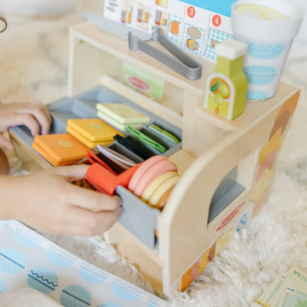 Polesie MELISSA & DOUG žaidimų rinkinys Medinis sumuštinių stalviršis su griežinėliais ir stack'ais