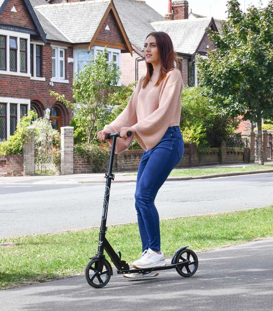 Evo dviratis paspirtukas City Flexi Max 200 Juoda su stovu ir diržu iki 100 kg 8+