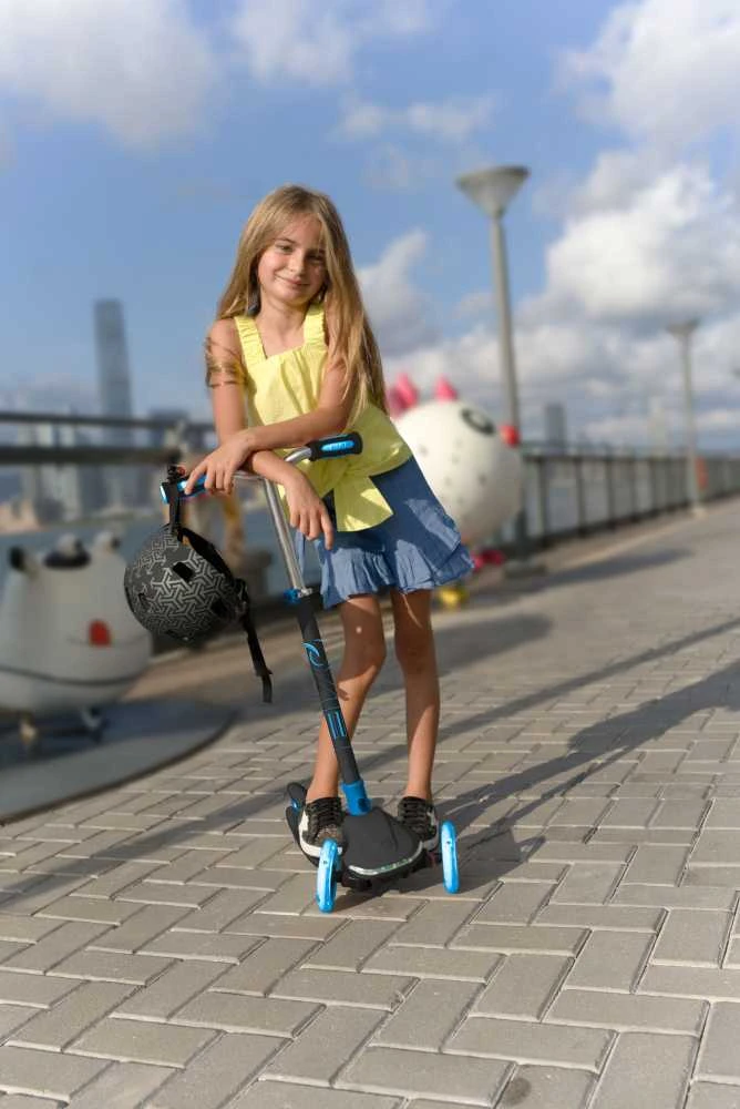 EVO sulankstomas reguliuojamas 3 ratų vaikiškas paspirtukas Rainbow Blast mini Cruiser mėlynai švytintis denis