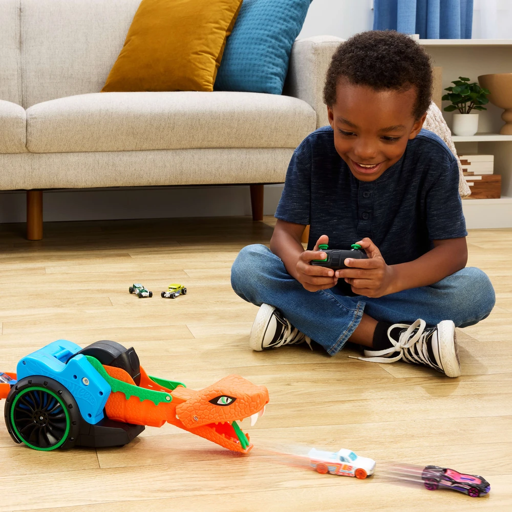 Hot Wheels nuotoliniu būdu valdoma transporto priemonė trasa su gyvate Slither n' Strike + automobiliukas 1:64