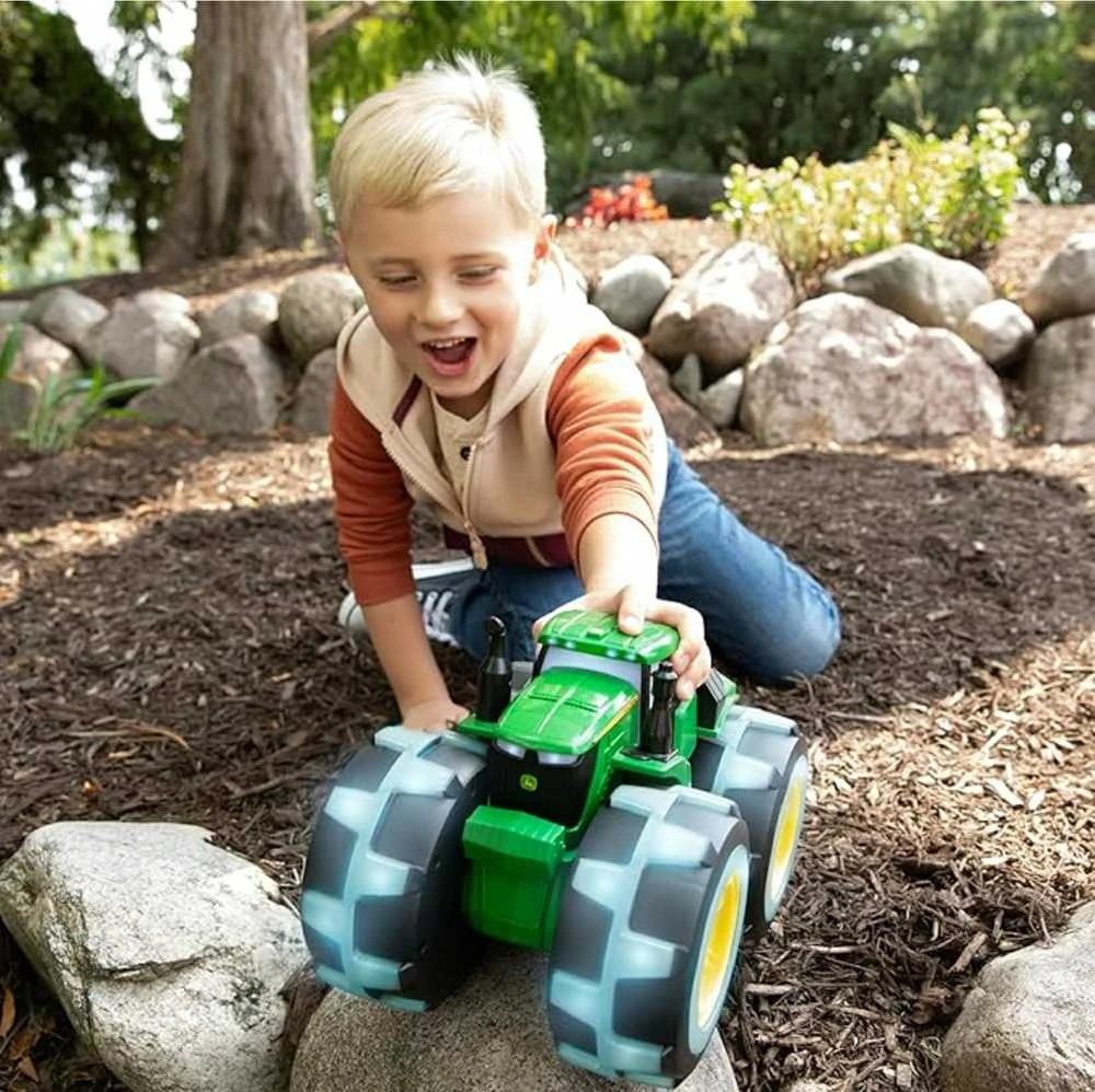 Tomy JOHN DEERE žaislinis traktorius su šviečiančiais ratais, 46644B