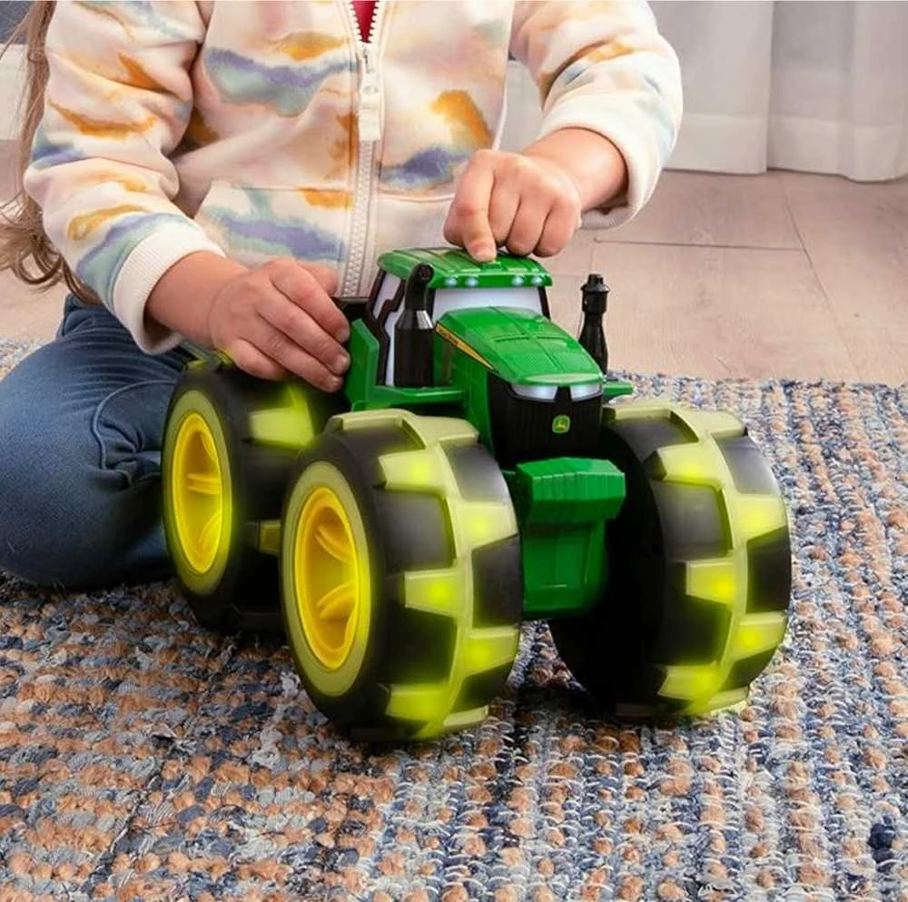 Tomy JOHN DEERE žaislinis traktorius su šviečiančiais ratais, 46644B