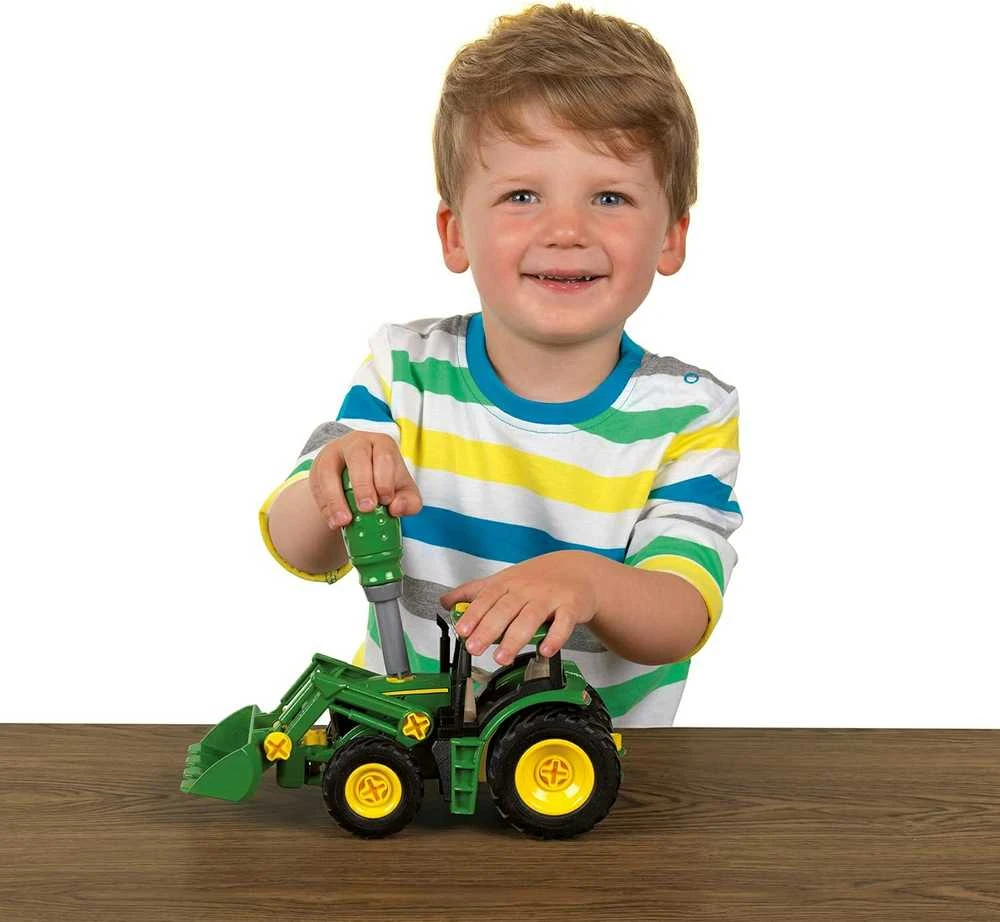 Klein John Deere traktorius su dviem priekabomis
