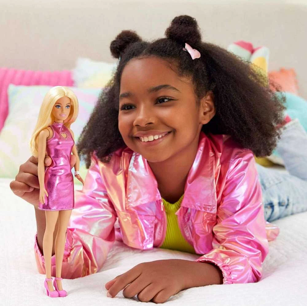 Mattel BARBIE madistė blizgančia rožine suknele (HYT88)