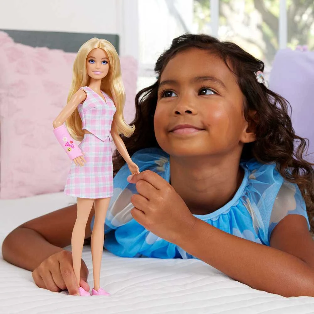 Mattel BARBIE madistė su rankos įtvaru (JJN56)
