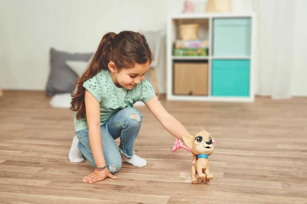 Simba Chi Chi Love pii Pii šuniukas daro šlapimąsi