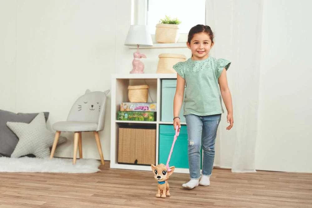 Simba Chi Chi Love pii Pii šuniukas daro šlapimąsi
