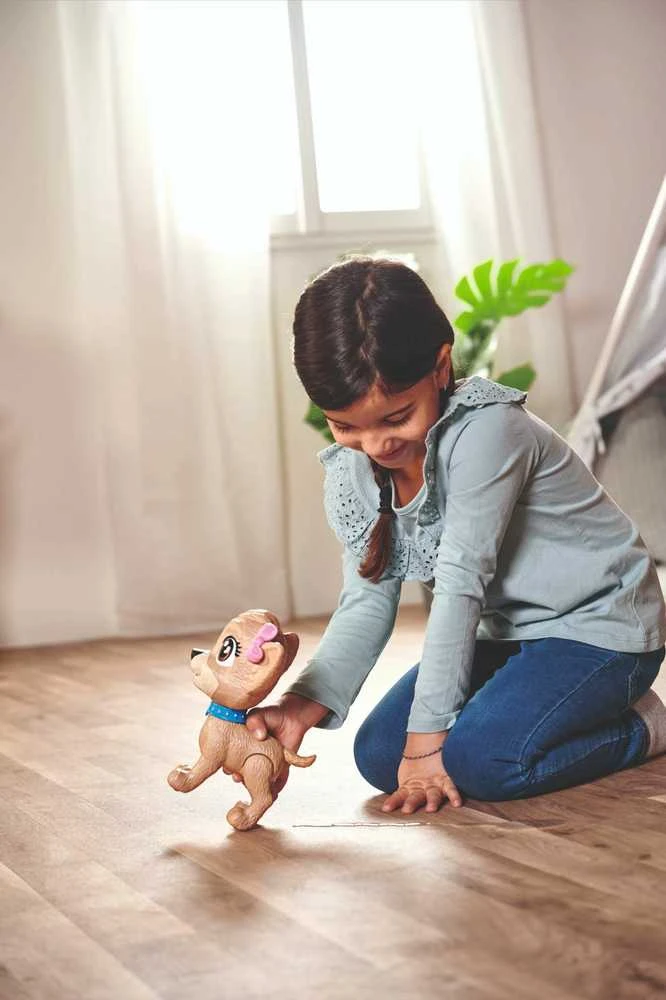 Simba Chi Chi Love pii Pii šuniukas daro šlapimąsi